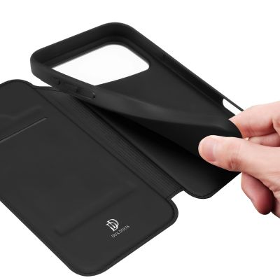 8. Etui Dux Ducis Skin Pro na iPhone 17 z klapką i miejscem na kartę - czarne