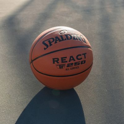 12. Piłka do koszykówki Spalding React TF-250 76801Z