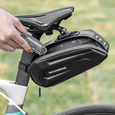7. Torba Rockbros B69 rowerowa podsiodłowa 1.8l z systemem łatwego zwalniania - czarna