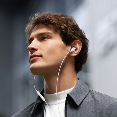 7. Douszne słuchawki przewodowe mini jack z pilotem sterowania Joyroom JR-EW01 - białe