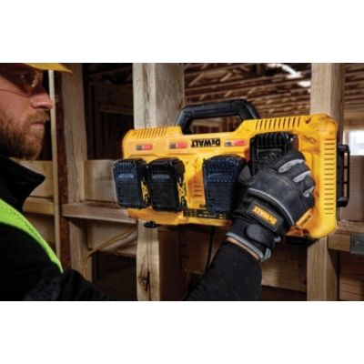 5. DEWALT ŁADOWARKA WIELONAPIĘCIOWA DCB104 Z 4 GNIAZDAMI 8A XR