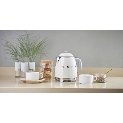 13. Czajnik SMEG KLF05CREU mini 0,8L creme