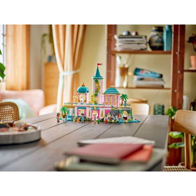 10. LEGO Disney Princess 43267 Zamek księżniczek i królewskie zwierzaki
