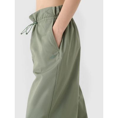 5. Spodnie casual parachute oversize damskie 4F 4FRSS24TTROF1330-44S