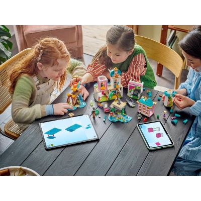 11. LEGO Disney Princess 43267 Zamek księżniczek i królewskie zwierzaki