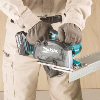 2. Pilarka tarczowa do metalu 18V MAKITA DCS552RTJ 135mm 2x5,0Ah