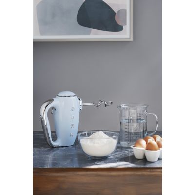 10. Mikser ręczny Smeg HMF01PBEU w stylu retro z lat 50. Pastelowy niebieski