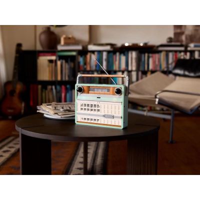 9. LEGO Icons 10334 - Radio w stylu retro