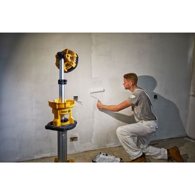 12. Lampa teleskopowa na trójnogu DeWalt DCL079-XJ (3000 lm; Biały ciepły)
