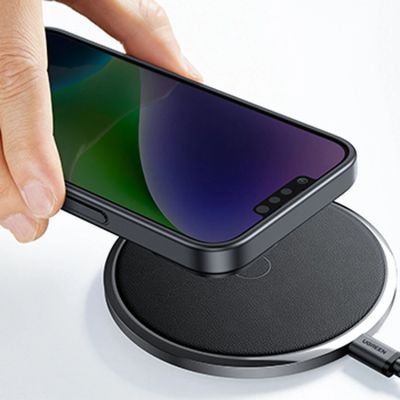 9. Ugreen LP633 Kickstand Protective Case sztywne etui z żelową ramką i wbudowaną podstawką do iPhone 14 (90924)