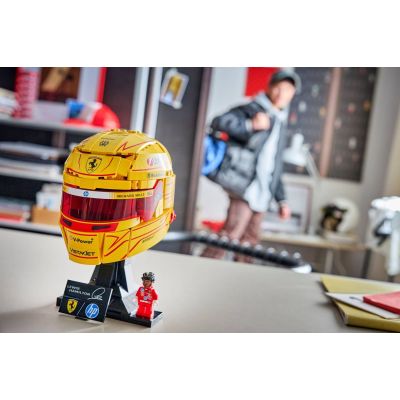 10. LEGO Editions 43022 - Kask Lewis Hamilton Scuderia Ferrari HP