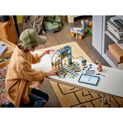 8. LEGO City 60469 Centralny dworzec kolejowy