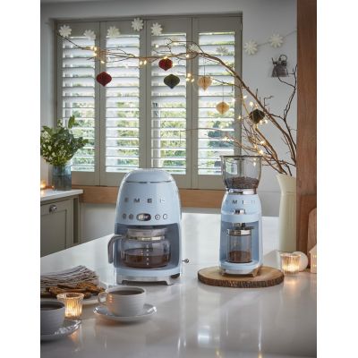 5. Ekspres do kawy SMEG model DCF02PBEU pastelowy niebieski