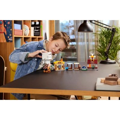 12. LEGO Minecraft 21273 Atak balonowego Ghasta na wioskę