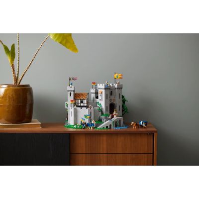 8. LEGO Icons 10305 - Zamek rycerzy herbu Lew