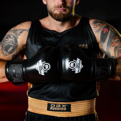 4. Rękawice bokserskie 10oz - Striker - Legacy Series