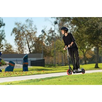 22. Hulajnoga Razor Carbon Lux 13073003 czarny