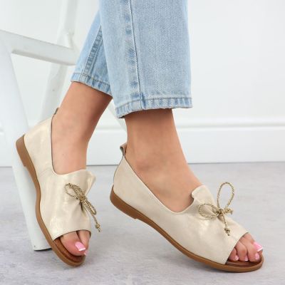 9. Botki damskie lakierowane z klamrą czarne Potocki