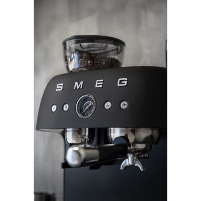 10. Smeg EGF03BLMEU ekspres do kawy Ręczny Ekspres do espresso 2,4 l
