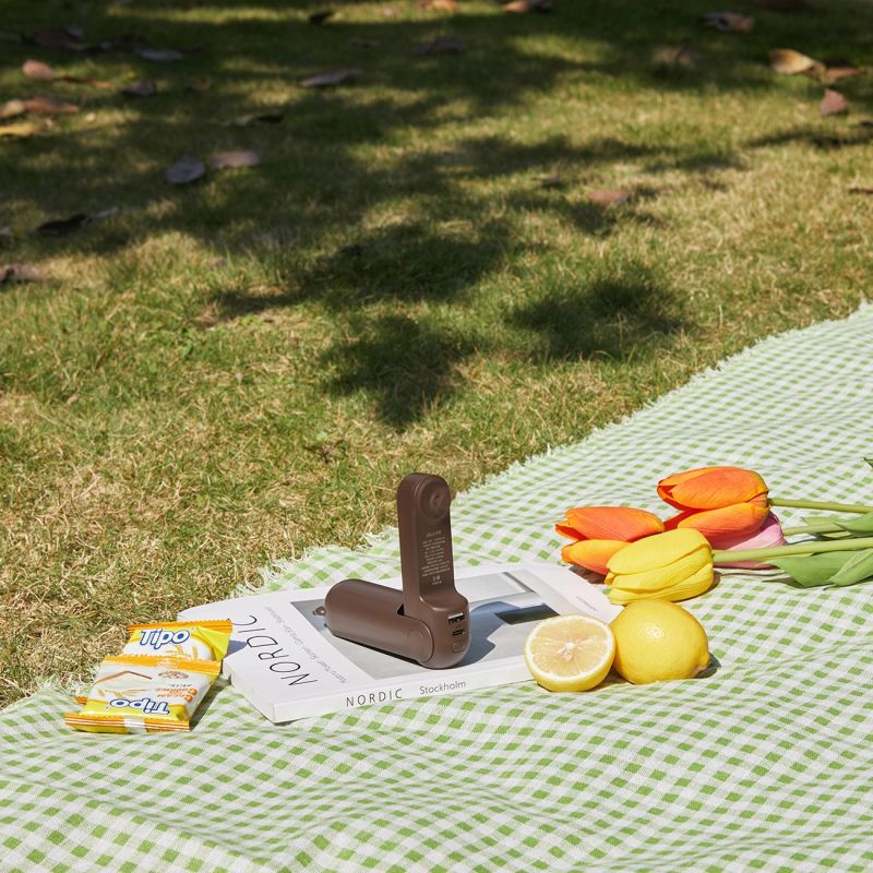 3. Mini wentylator Jisulife Handheld Fan Life8 przenośny wiatraczek USB z funkcją powerbanka 2000mAh i latarką - brązowy