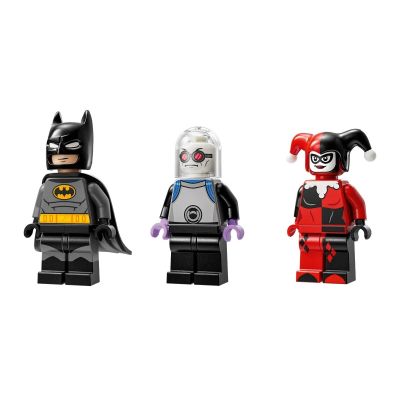 7. LEGO Super Heroes 76274 Batman z batmobilem kontra Harley Quinn i Mr. Freeze