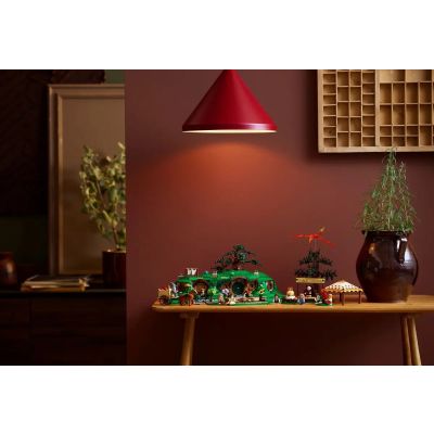 11. LEGO Icons 10354 - Władca Pierścieni: Shire