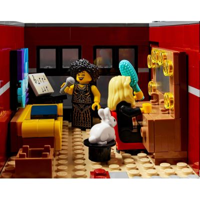 10. LEGO Icons 10312 - Klub Jazzowy