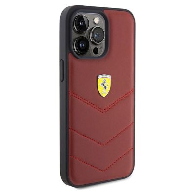 4. Etui Ferrari Leather Stitched Lines na iPhone 15 Pro Max - czerwone