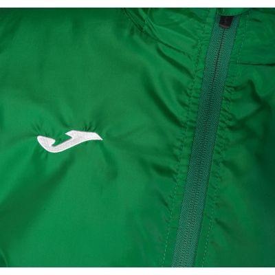 Kurtka piłkarska Joma Iris przeznaczona dla mężczyzn, przeciwdeszczowa, zapinana na zamek, posiada kaptur oraz dwie boczne kieszenie, kolor zielony