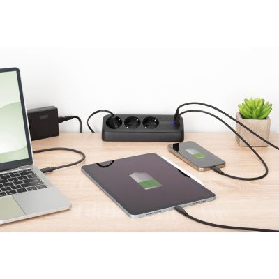 5. Digitus 3-drożna biurowa listwa zasilająca z 2 złączami USB-A i 1 złączem USB-C, czarna