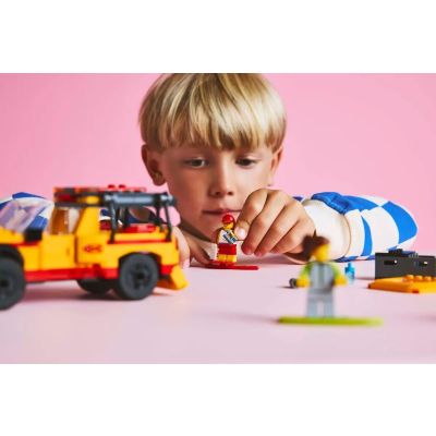 8. LEGO CITY 60453 Furgonetka ratowników plażowych