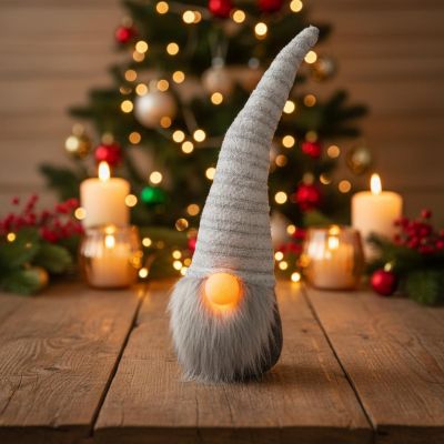 10. SKRZAT GNOM Z DŁUGĄ BIAŁĄ CZAPKĄ I ŚWIĘCĄCYM NOSEM 42CM