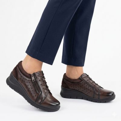 5. Skórzane półbuty damskie ażurowe na koturnie brązowe Vinceza 39977