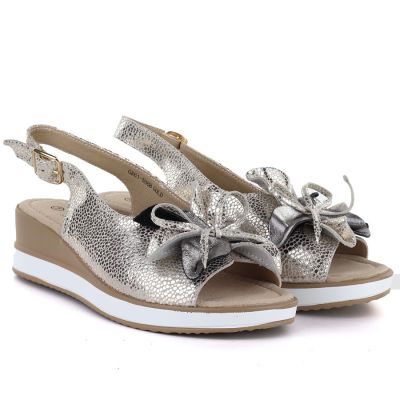 4. Skórzane sandały damskie z kwiatem złote S.Barski 5988