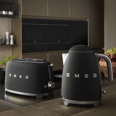 60. Czajnik elektryczny Smeg KLF03BLMEU