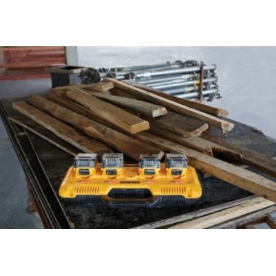 8. DEWALT ŁADOWARKA WIELONAPIĘCIOWA DCB104 Z 4 GNIAZDAMI 8A XR