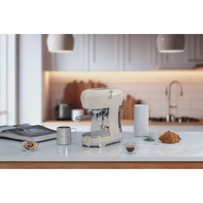 17. SMEG Ekspres do kawy (ECF02CREU) creme