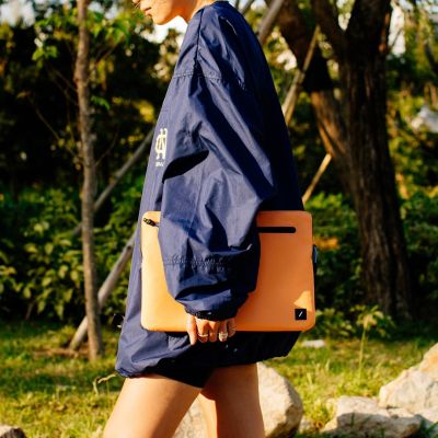 2. Etui ochronne Native Union Ultralight Sleeve do Macbook 14" (apricot crush)
