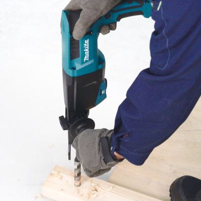 2. Makita Młotowiertarka 800W HR2670FT 3,0J