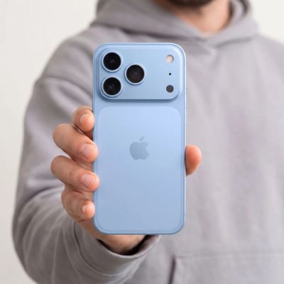 8. Osłona na wyspę aparatu Tech-Protect Camalloy Fit+ na iPhone 18 Pro - jasnoniebieska