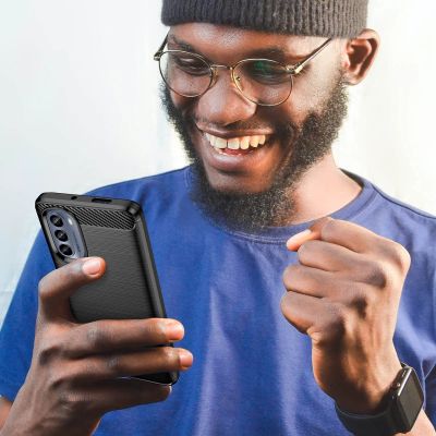 7. Carbon Case etui do Motorola Moto G62 5G elastyczny silikonowy karbonowy pokrowiec czarne