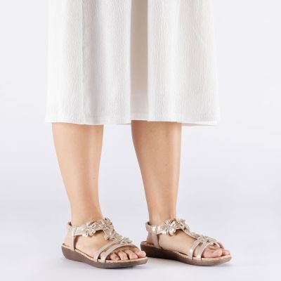 5. Sandały damskie wsuwane z kwiatami złote Rieker V7573-90