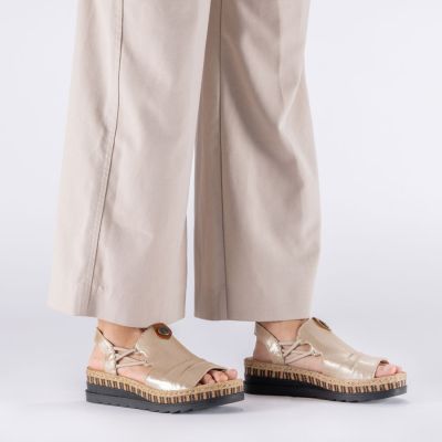 7. Sandały damskie na koturnie złote Rieker V7972-60