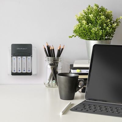 4. QOLTEC ŁADOWARKA DO AKUMULATORKÓW NI-MH TYPU R03/AAA R06/AA | 300MA