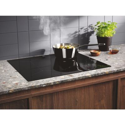 4. Płyta indukcyjna ELECTROLUX LIL61424C z wtyczką do gniazdka 230V