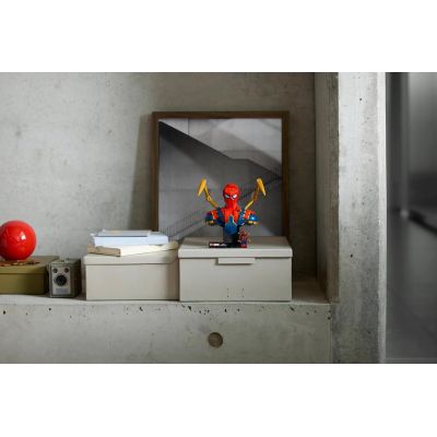 8. LEGO Marvel Super Heroes 76326 Popiersie Iron Spider-Mana