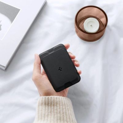 18. Portfel magnetyczny Spigen Valentinus z MagSafe - czarne
