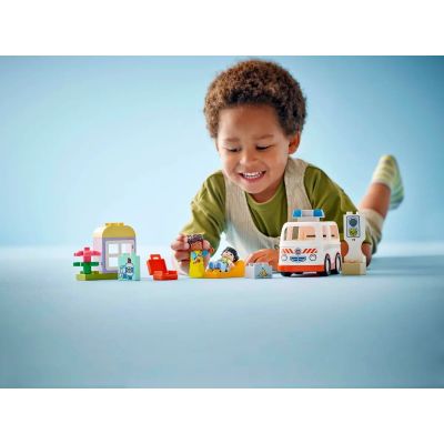 6. LEGO DUPLO TOWN 10447 Karetka z kierowcą