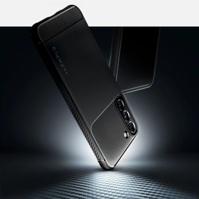 7. Etui Spigen Rugged Armor na Samsung Galaxy S22 - czarny mat