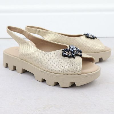 3. Sandały damskie na platformie perforowane metaliczne złote Potocki  SZ12610